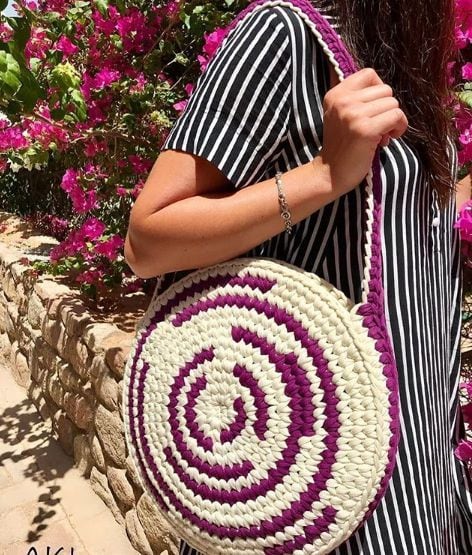 Идея на весну и лето: 17 стильных вязаных сумочек