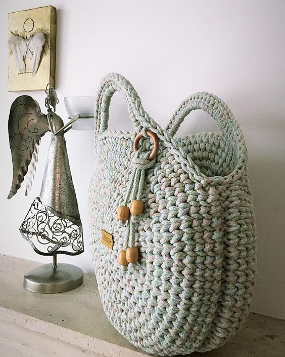 Идея на весну и лето: 17 стильных вязаных сумочек