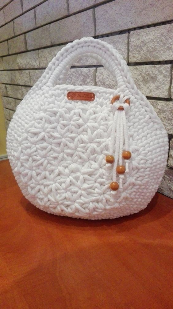 Идея на весну и лето: 17 стильных вязаных сумочек