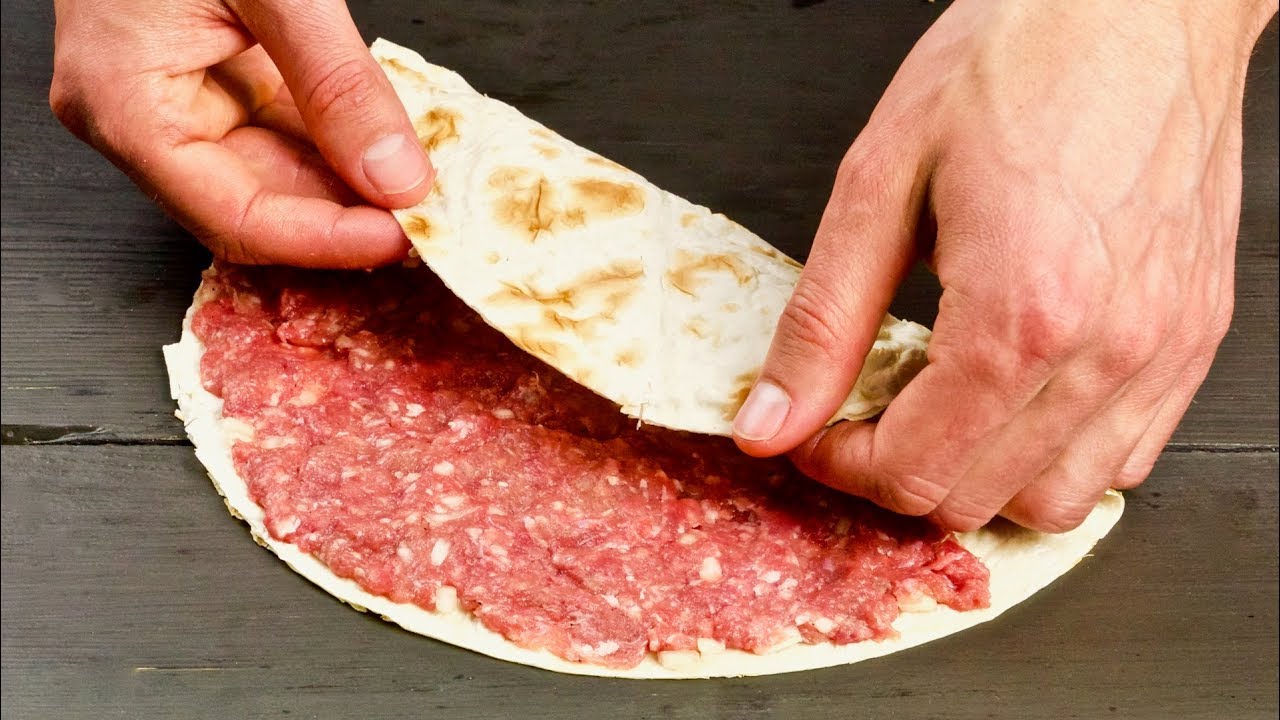 Просто возьми ФАРШ и намажь ЛАВАШ – ТАКОЕ вы еще не готовили. Ленивые ЧЕБУРЕКИ без теста Просто возьми ФАРШ и намажь ЛАВАШ – ТАКОЕ вы еще не готовили. Ленивые ЧЕБУРЕКИ без теста