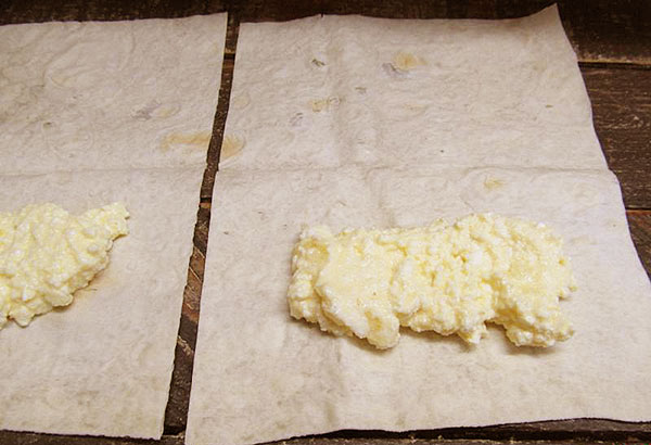 Десерт из лаваша с творогом