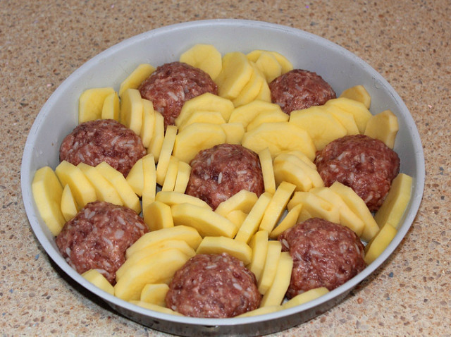 Накормите семью с помощью всего лишь 200 грамм фарша: обалденный бюджетный ужин – приготовьте сегодня, не пожалеете