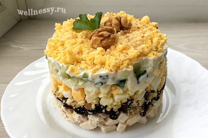 Салат “Нежность” с курицей и черносливом.