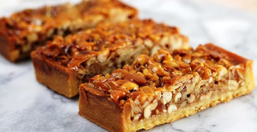 Карамельный торт с орехами. Очень простая и вкусная выпечка Карамельный торт с орехами. Очень простая и вкусная выпечка