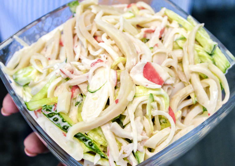 Кальмар делает этот салат очень вкусным