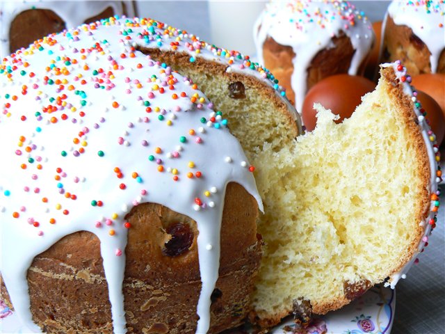 Совершенно потрясающие куличи! Рецепт бабушкин, готовит она по этому рецепту уже несколько десятков лет.