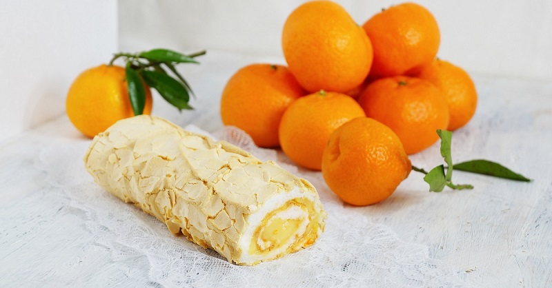 Праздничный рулет с мандаринами без грамма муки.
