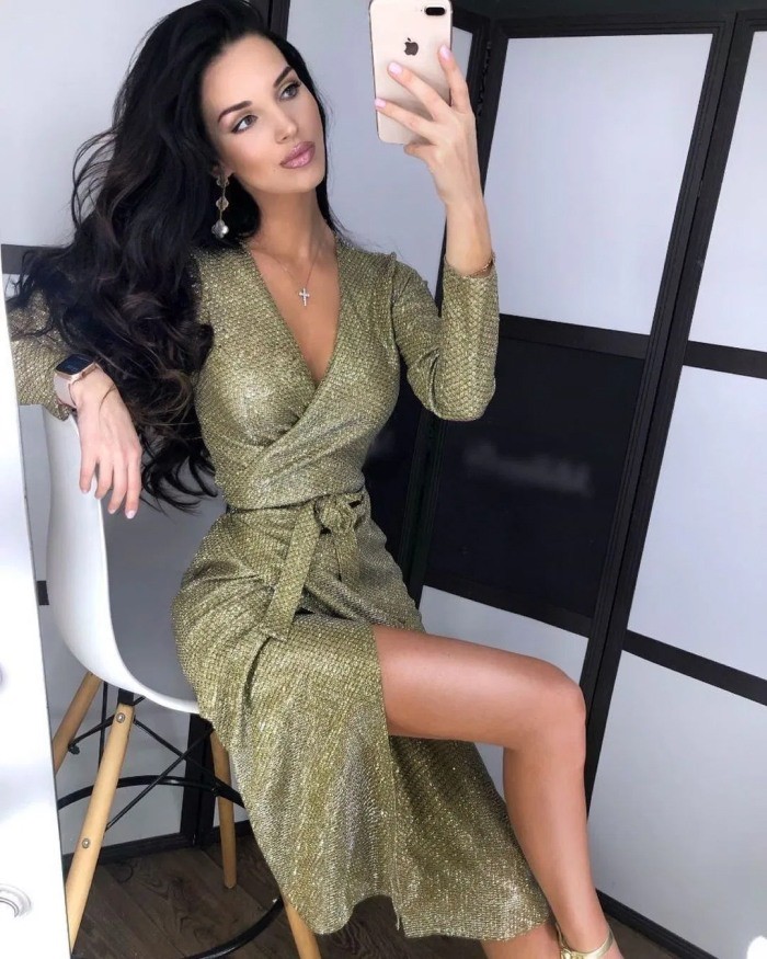 В чем встретить Новый год 2021: радужный спектр для Белого Быка