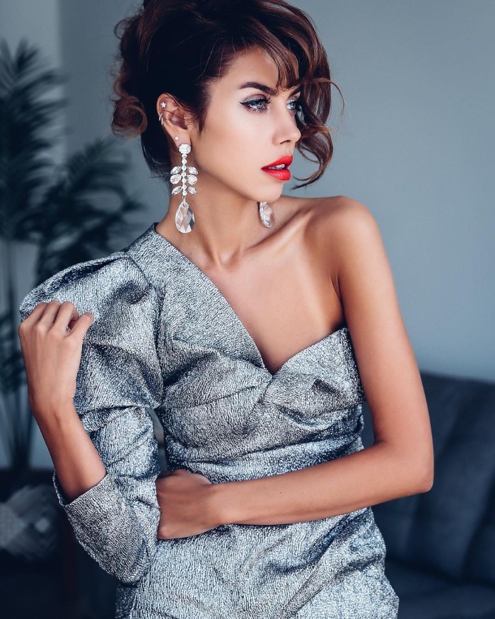 В чем встретить Новый год 2021: радужный спектр для Белого Быка